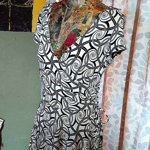 Dress - Picture 2 of 7